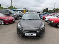 Usado Ford Focus Zetec 125 CV (91 kW) 2018 Gris Utilitario