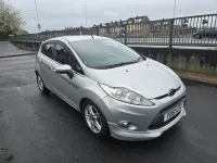 Usado Ford Fiesta Zetec 70 HP (51 kW) 2012 Prateado Citadino