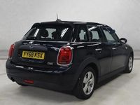 Usado Mini ONE Hatch 102 CV (75 kW) 2018 Negro Utilitario