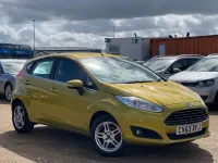 Usado Ford Fiesta Zetec 82 HP (60 kW) 2014 Amarelo Citadino