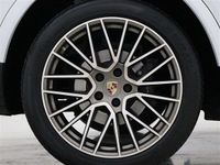 Used Porsche Cayenne Platinum Edition 334 HP (245 kW) 2023 White SUV