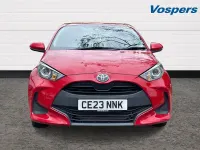 Usado Toyota Yaris Hybrid 2023 Rojo Utilitario