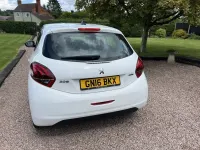 Used Peugeot 208 2016 White Hatchback