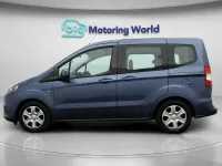 Usado Ford Tourneo Courier Zetec 100 CV (73 kW) 2019 Azul Monovolumen