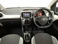 Usado Toyota Aygo X-play 68 CV (50 kW) 2017 Blanco Utilitario
