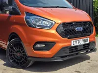 Begagnad Ford Transit Custom Limited 185 HK (136 kW) 2021 Orange Van