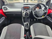 Begagnad Toyota Aygo X-play 69 HK (50 kW) 2017 Röd Halvkombi