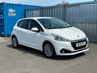 Used Peugeot 208 Signature Sky 82 HP (60 kW) 2019 White Hatchback