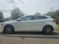 Used Volvo V40 SE 180 HP (132 kW) 2015 White Hatchback