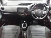 Used Toyota Yaris 99 HP (72 kW) 2016 Red Hatchback
