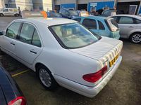 Begagnad Mercedes E200 Elegance 1998 Vit Sedan