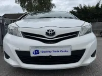 Begagnad Toyota Yaris 69 HK (50 kW) 2013 Vit Halvkombi
