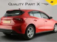 Begagnad Ford Focus Zetec 2021 Röd Halvkombi