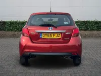 Used Toyota Yaris 100 HP (73 kW) 2015 Red Hatchback