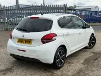 Used Peugeot 208 Allure Premium 80 HP (58 kW) 2017 White Hatchback