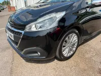 Used Peugeot 208 Signature Sky 82 HP (60 kW) 2019 Black Hatchback