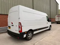 Begagnad Renault Master Business 135 HK (99 kW) 2023 Vit Minibuss