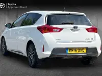 Used Toyota Auris Hybrid 136 HP (100 kW) 2015 Pure white Hatchback