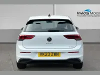 Begagnad VW Golf VIII Life 150 HK (110 kW) 2023 Vit Halvkombi