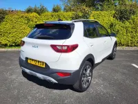 Gebraucht Kia Stonic 118 PS (86 kW) 2023 Weiß SUV