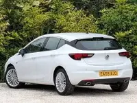 Used Vauxhall Astra Elite 200 HP (147 kW) 2018 White Hatchback