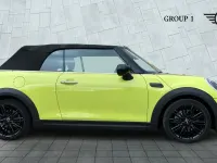 Usado Mini Cooper Exclusive 134 CV (98 kW) 2022 Amarillo Utilitario