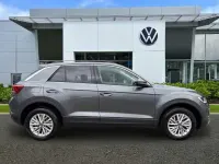 Usado VW T-Roc Life 150 CV (110 kW) 2024 Gris SUV