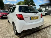 Used Toyota Yaris 99 HP (72 kW) 2015 White Hatchback