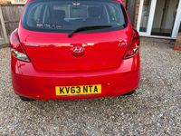 Używany Hyundai i20 Classic 85 KM (62 kW) 2013 Czerwony Hatchback