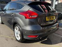 Usado Ford Focus Titanium 125 HP (91 kW) 2017 Cinzento Citadino