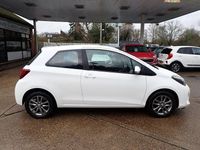 Used Toyota Yaris 99 HP (72 kW) 2014 White Hatchback