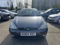 Usado Ford Focus Zetec 100 HP (73 kW) 2004 Cinzento Citadino
