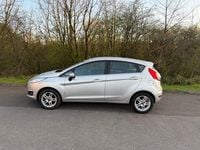 Usado Ford Fiesta Zetec 82 HP (60 kW) 2013 Prateado Citadino