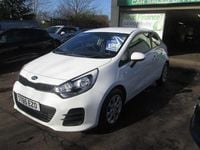 Begagnad Kia Rio 84 HK (61 kW) 2015 Vit Halvkombi