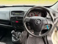 Usado Vauxhall Combo 89 HP (65 kW) 2015 Branco Monovolume