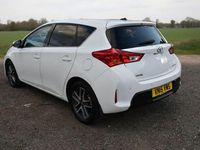 Usado Toyota Auris 132 HP (97 kW) 2015 Branco Citadino