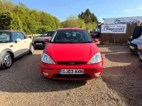 Begagnad Ford Focus Ghia 2003 Röd Halvkombi