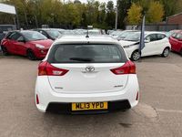 Used Toyota Auris 101 HP (74 kW) 2013 White Hatchback