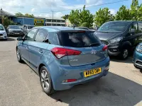 Usado Hyundai i20 Premium 84 CV (61 kW) 2015 Azul Utilitario