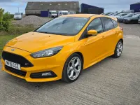 Used Ford Focus ST 250 HP (183 kW) 2015 Yellow Hatchback