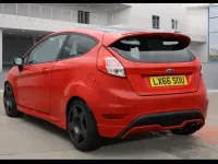 Usado Ford Fiesta Zetec 140 CV (102 kW) 2016 Rojo Utilitario