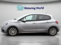 Usado Peugeot 208 Signature Sky 82 HP (60 kW) 2019 Cinzento Citadino