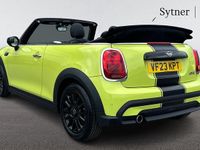 Używany Mini Cooper Classic 134 KM (98 kW) 2023 Żółty Hatchback
