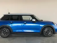 Begagnad Mini Cooper Hatch 113 kW (154 HK) 2025 Blå Halvkombi
