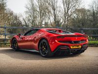 Begagnad Ferrari 296 830 HK (610 kW) 2023 Röd Cab