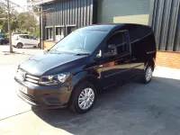 Usado VW Caddy Trendline 102 CV (75 kW) 2016 Negro Monovolumen
