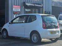 Begagnad VW up! high up! 75 HK (55 kW) 2013 Vit Halvkombi