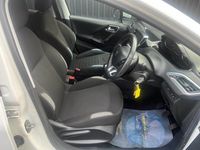 Used Peugeot 208 Allure 92 HP (67 kW) 2015 White Hatchback