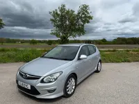 Używany Hyundai i30 Comfort 108 KM (79 kW) 2011 Srebrny Hatchback