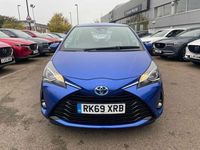 Used Toyota Yaris Hybrid 99 HP (72 kW) 2019 Blue Hatchback